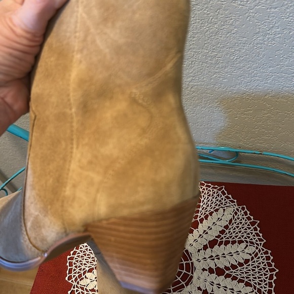 Nwt Vince Camuto bootie. Size 6.5. Suede. Heel 2.5” - Picture 8 of 8